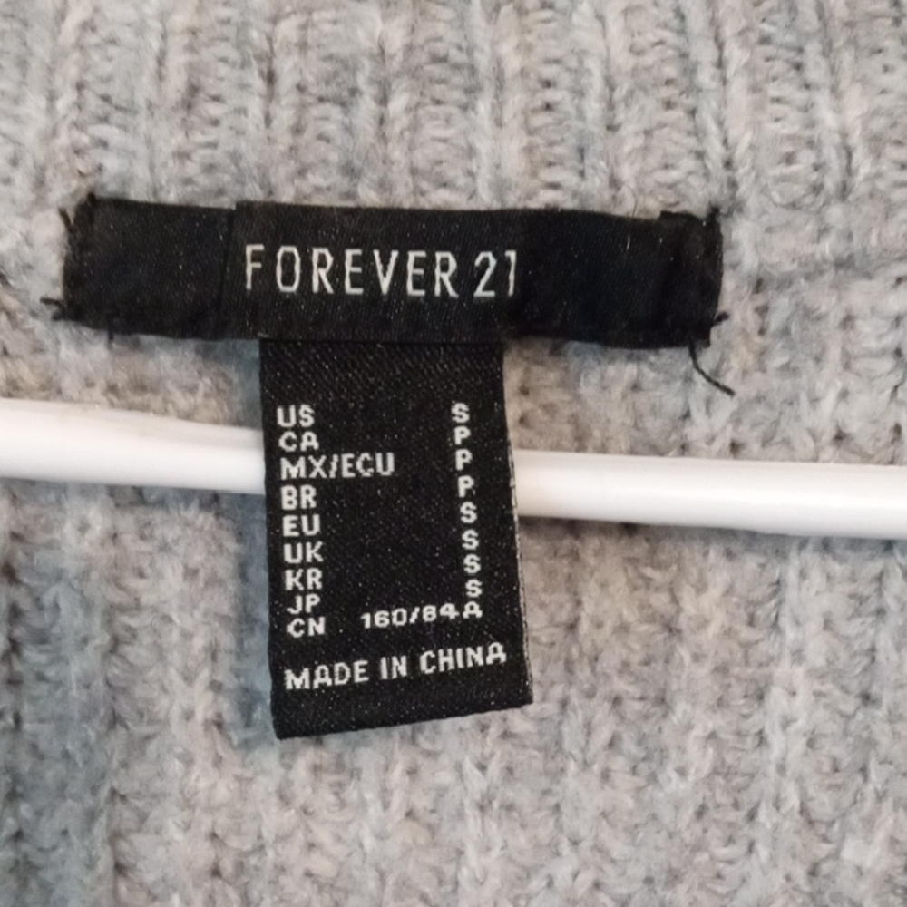 Forever 21 Women Oversized Cropped Boxy Cardigan Sweater in Grey - Picture 2 of 4